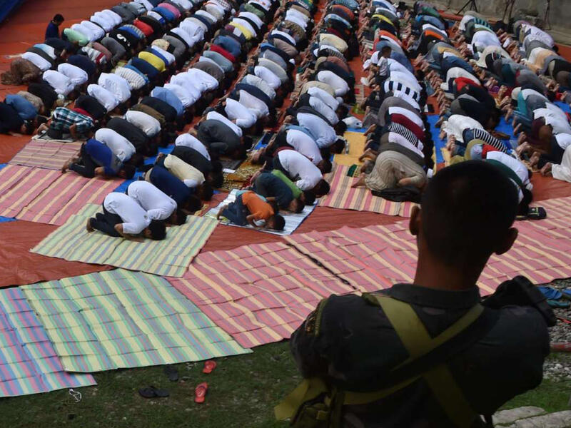 Muslims, who fled the violence in Marawi, pray during Eid in Iligan, Philippines, on June 25, 2017. The military offensive against fighters linked to Daesh continues in the city of Marawi. Weapons only rested for a few hours, after a ceasefire was declared to mark the end of the holy month of Ramadan.