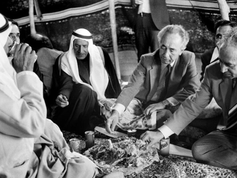Shimon peres desert 
