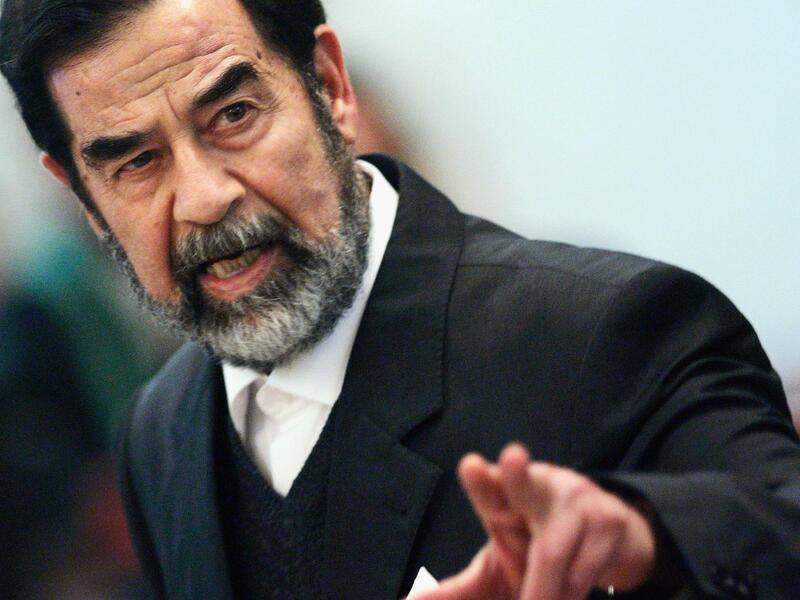 صدام حسين: حكم عليه بالإعدام شنقًا عام 2006، توفي  في سن ال 69 وكانت كلماته الأخيرة جزءا من صلاة: "أقسم لا إله إلا الله ومحمد ...."