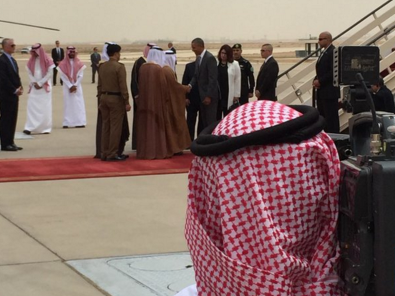 Obama arrives in Riyadh on Weds. April 20, 2016. (photo: Twitter/khennessey)