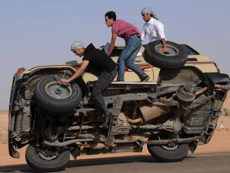 Sidewall Skiing in Saudi Arabia. (carbuzz.com)