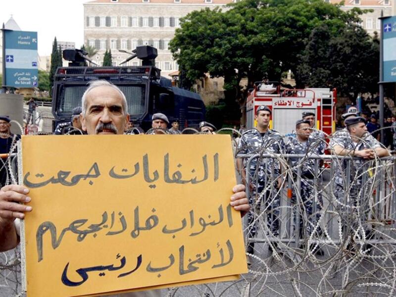 أحد المتظاهرين يعلق على اجتماع النواب من أجل حل أزمة النفايات بعد المظاهرات "النفايات تجمع النواب فماذا يجمعهم لانتخاب رئيس".