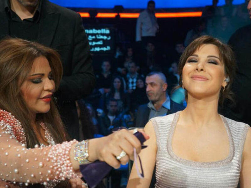 الفنانة اللبنانية نانسي عجرم والإماراتية أحلام في عرب أيدول