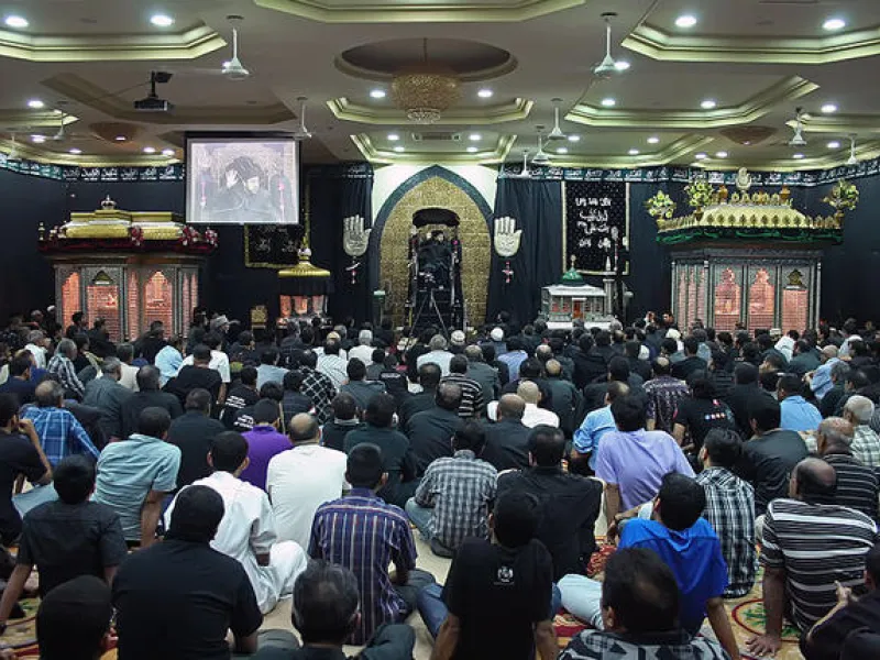 Ashura, aside from the general sombre tone to the day, is actively made up of mourning rituals and passion plays re-enacting
the historical martyrdom and suffering. While centered in the more widely recognized, high profile outdoor parades, there is also
activity in indoor congregation halls known as Hussainia (pictured).