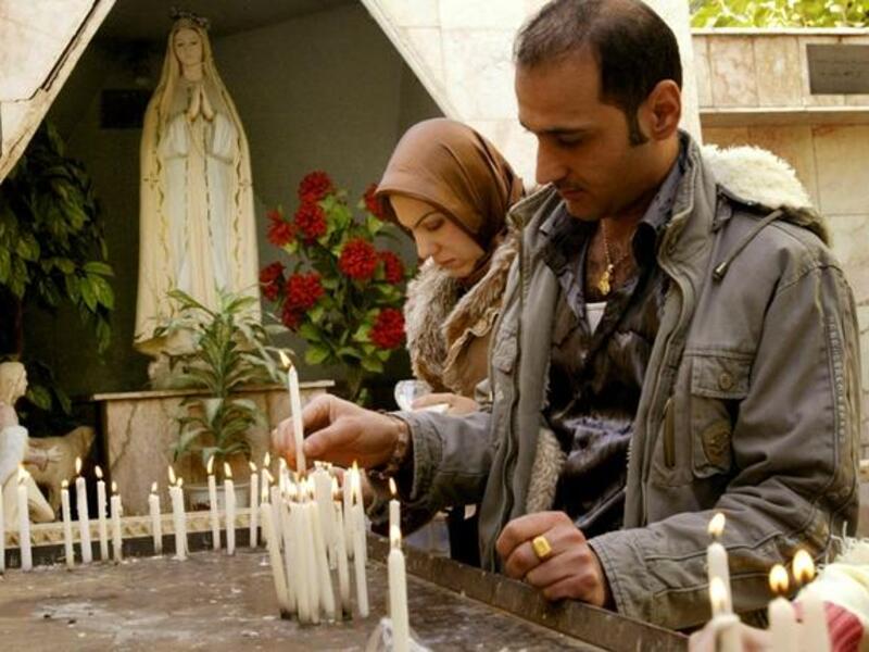 يتميز عيد الميلاد في العراق بالاحتفالات المتبادلة بين الطوائف حيث يشعل المسلمون الشموع في الكنيسة متمنين لجيرانهم المسيحين عاما طيبا، وقد ألغي قداس منتصف الليل لهذا العام لدواعٍ أمنية بسبب العنف الذي شهده العراق قبلا.
