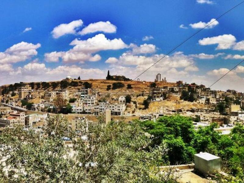 الأردن: تحوي موقع تعميد السيد المسيح. تشهد البلد تسامحا دينيا بين المسلمين والمسيحيين الذين تبلغ نسبتهم ٥٪ من السكان ويعد عيد الميلاد عطلة رسمية. يعلق المسيحيون الأضواء على شجرة الميلاد وخصوصا في المناطق ذات الكثافة المسيحية مثل الفحيص ومادبا.