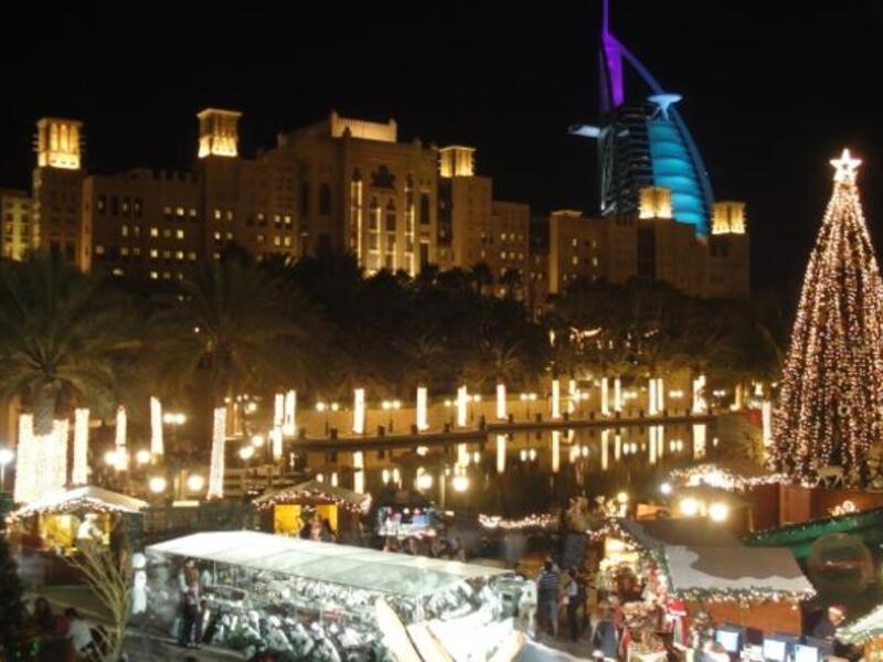 توفر دولة الإمارات للمسيحيين المغتربين الذي يعملون على أرض الدولة تجهيزات للاحتفال لجعل عطلتهم بعيدا عن الوطن عطلة مميزة.يعتبر الحَمَل في الشرق الأوسط الطبق التقليدي الخاص بالكريسماس ويحل محل الديك الرومي في الغرب.  