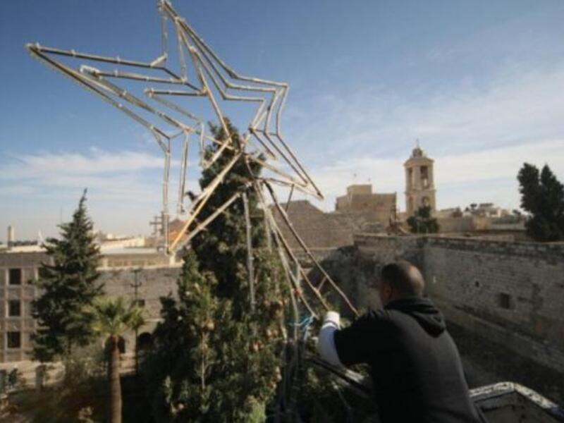 يشكل العرب المسيحيون في إسرائيل أقلية داخل الأقلية الفلسطينية. وينتمي المسيحيون في معظمهم إلى الطوائف الكاثولكية والكنيسة الأرثوذكسية اليونانية. يوجد في إسرائيل يهود مسيحيون ينظرون إلى المسيح كمخلّص ويقابلهم المسيحيون الصهاينة الداعمون لليهود.
