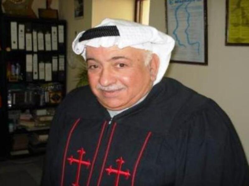 بينما يعد المسيحيون الخليجيون قلائل جدا هذا إن وجدوا أصلا؛ تحتضن الكويت مجموعة من المسيحيين العرب يبلغ عددها ٣٠٠ فردا. يتمتع أفراد هذه المجموعة بحقوق المواطنة الكويتية كاملة ويظهر في الصورة قس الطائفة الذي يرتدي الزي التقليدي تزينه ياقة رجل الدين.
