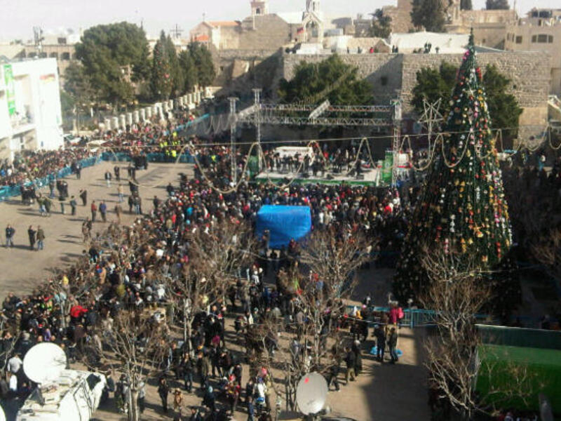 بيت لحم في فلسطين: المهد التاريخي للمسيح المخلّص وعادة ما يتجه إليه الحجاج والعرب المسيحيون من أجل الاحتفالات العامة بالعيد. تحتفل العائلات في بيوتها وتختار لذلك بيت الذكر الأكبر سنا في العائلة كالجد وتكون الوجبات مكونة من اللحم والفواكه والخضراوات.