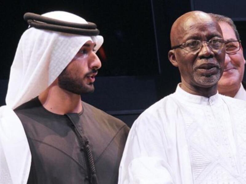 المخرج السينمائي المالي المخضرم سليمان سيسي في صورة مع سمو الشيخ ماجد بن محمد بن راشد آل مكتوم.
