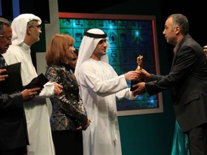 الشيخ سعيد بن محمد بن راشد آل مكتوم يسلم جائزة المهر لأفضل فيلم للمخرج اللبناني جورج الهاشم عن فيلمه رصاصة طايشه.