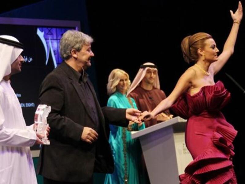 الممثلة المصرية بشرى تتسلم جائزة أفضل ممثلة عن دورها في فيلم ستة، سبعة، ثمانية.