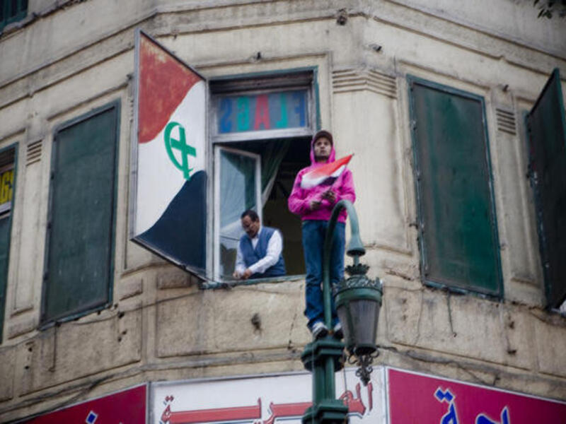 
علم الوحدة بين الأقباط والمسلمين الذي رفعه الطرفان خلال ثورة يناير التي أدت إلى طرد مبارك. بينما تفائل الأقباط بالثورة أملا في "التغيير" الذي قد يجعلهم متساويين مع إخوانهم "المسلمين".
