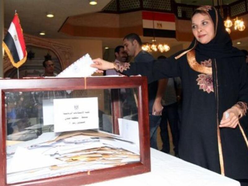 مصرية مقيمة في عمان تدلي بصوتها في الانتخابات