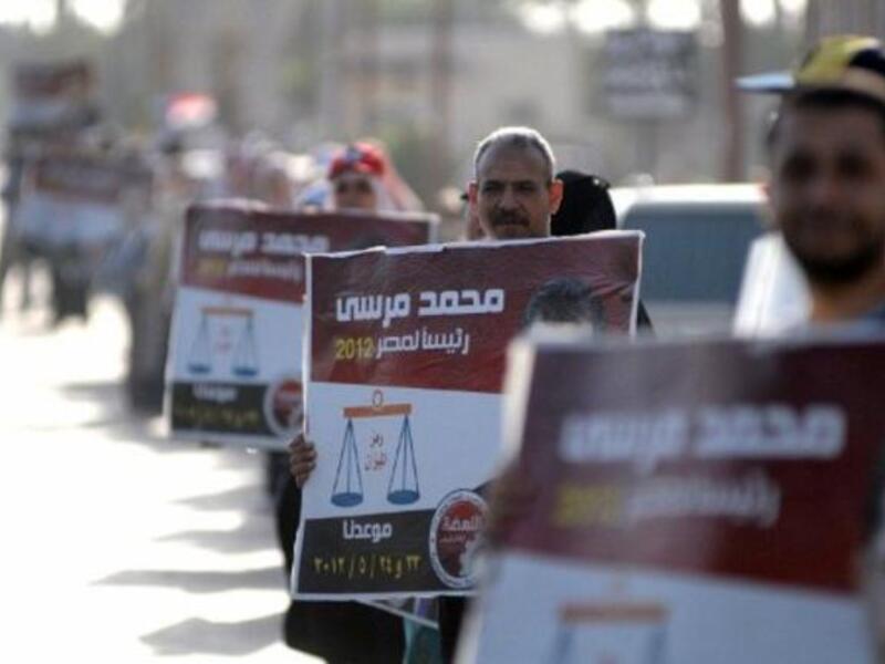 السلاسل البشرية الداعمة لمحمد مرسي مرشح الإخوان