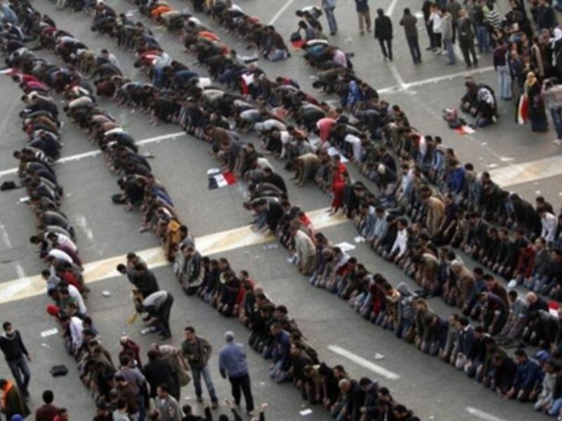 A closer shot to the demonstrators praying in central Cairo.