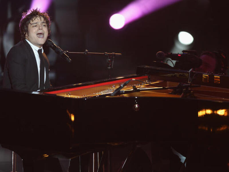 Jamie Callum entertains the audience.