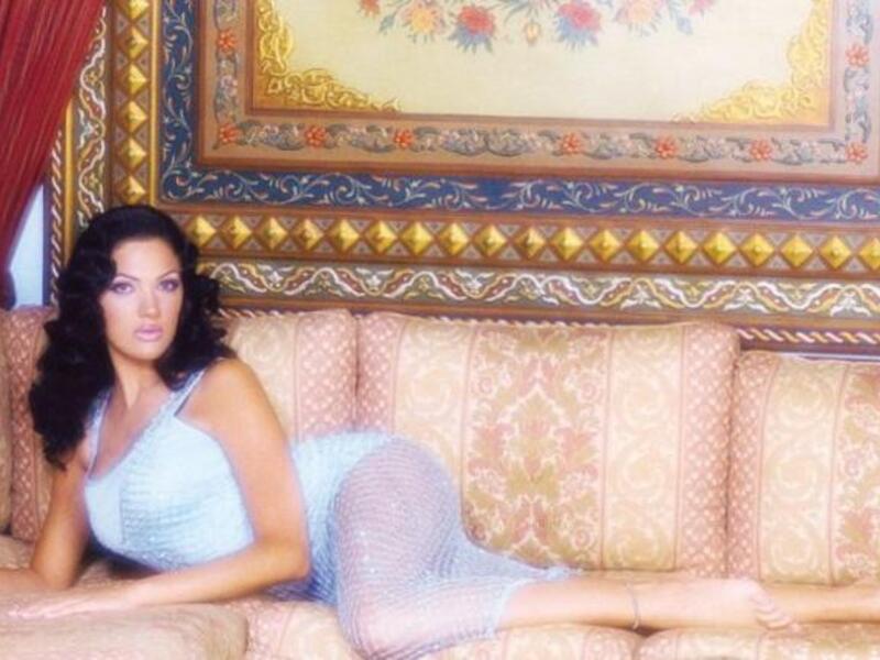 ألين سكاف-عارضة أزياء لبنانية سابقة، مسيحية وهي زوجة هانيبال القذافي وظهرت إلى العلن عندما قام زوجها بضربها بشدة.
