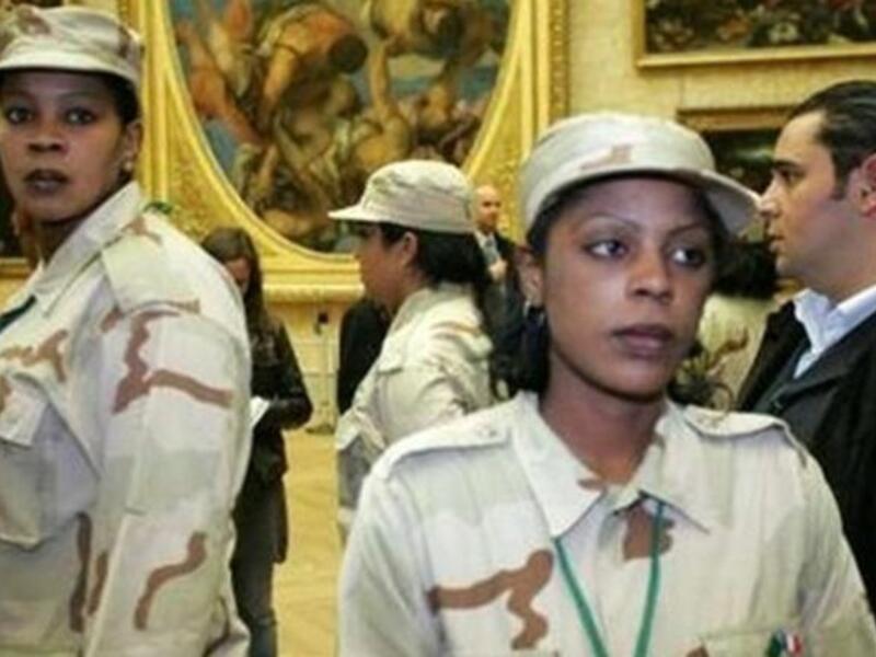 يقول محلل "القذافي يستخدم في حرسه سيدات مدربات كالرجال تماما، لكن الفرق أن رد فعل المرأة أسرع من الرجل عند الخطر، وهذا سبب تفضيله لهن".