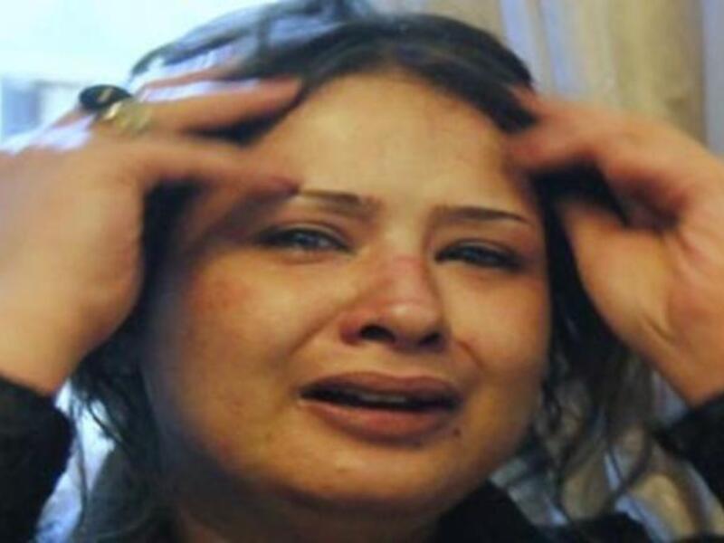 دخلت ايمان العبيدي فندقا يقيم فيه مراسلون اجانب يوم السبت كي تريهم رضوضا وندوبا قالت ان افراد بميليشيات القذافي تسببوا فيها.