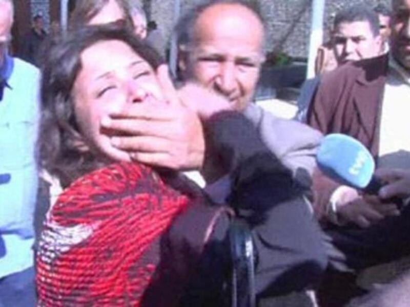 خرجت العبيدي وهي تصرخ&quot;انظروا إلى ما يحدث.. مليشيات القذافي تختطف النساء بالسلاح وتغتصبهن.. إنهم يغتصبونهن&quot;.