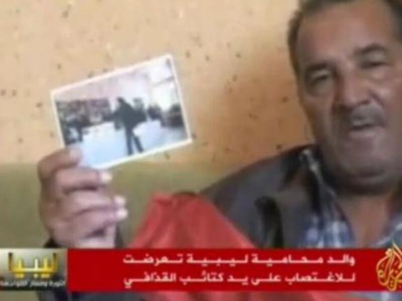 والد العبيدي يرفع صورتها أثناء تخرجها من كلية الحقوق وينفي أن تكون متخلفة عقليا.