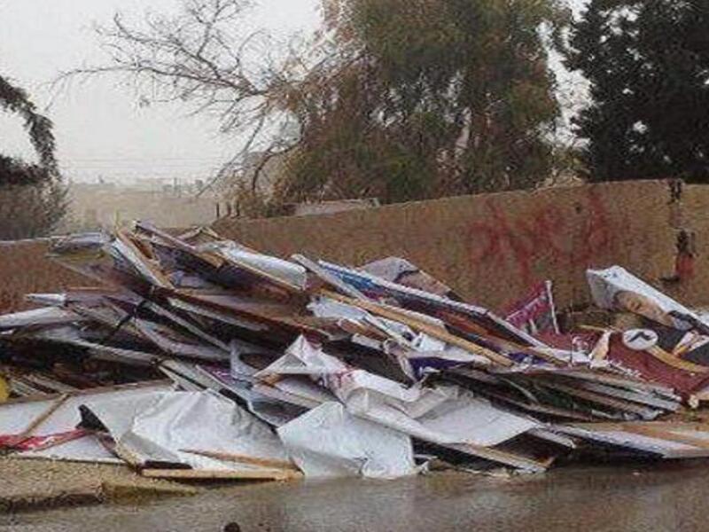 بوسترات المرشحين الأردنيين وقد أطاح بها المطر 