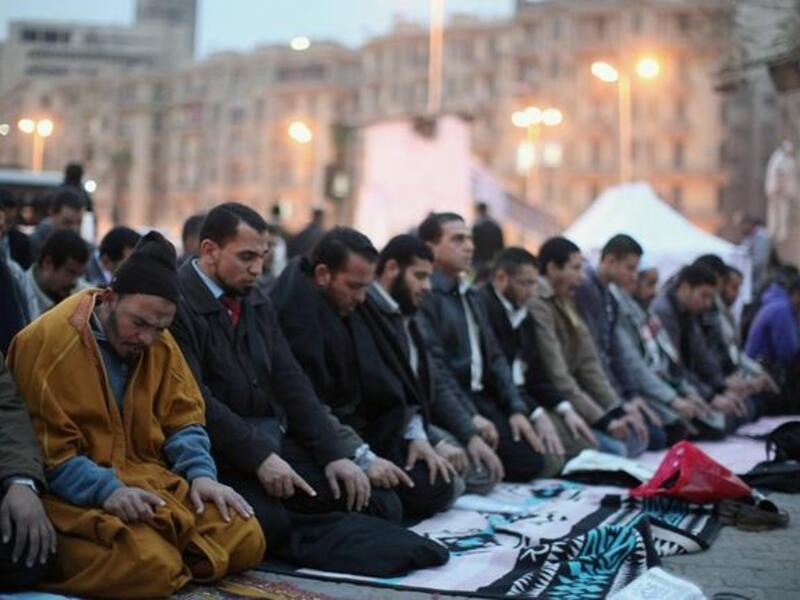 متظاهرون يصلون في ميدان التحرير 