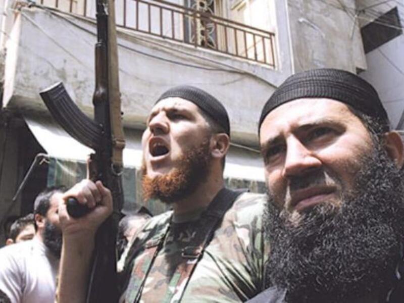 مجموعة مسلحين ملتحين