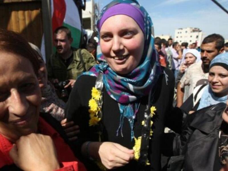 
‎الفلسطينية الأوكرانية إيرينا بوليشوك‫.‬ تم إطلاق سراحها بعد قضائها ٩ سنوات من أصل حكم بـ٢٠ ‎عاما لدورها في دعم هجوم على إسرائيليين‫.‬ وفيما التم شمل إيرينا مع ابنتيها فإن زوجها لا يزال في الأسر‫.‬