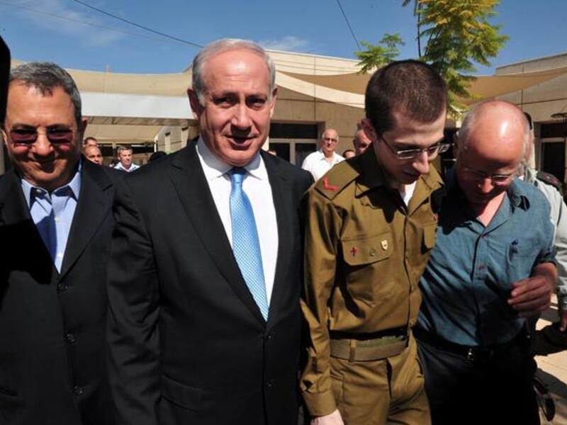 

‎تمحورت الحرب الإعلامية الإسرائيلية الفلسطينية حول وصف  الجندي ‫"‬الرهينة‫"‬ شاليط بالمخطوف البريء أما الأسرى المحررون الذين لم يعنى أحد بمعرفة أسمائهم وأمضى بعضهم عقودا في السجن فأطلق عليهم لقب ‫"‬الإرهابيين‫".‬