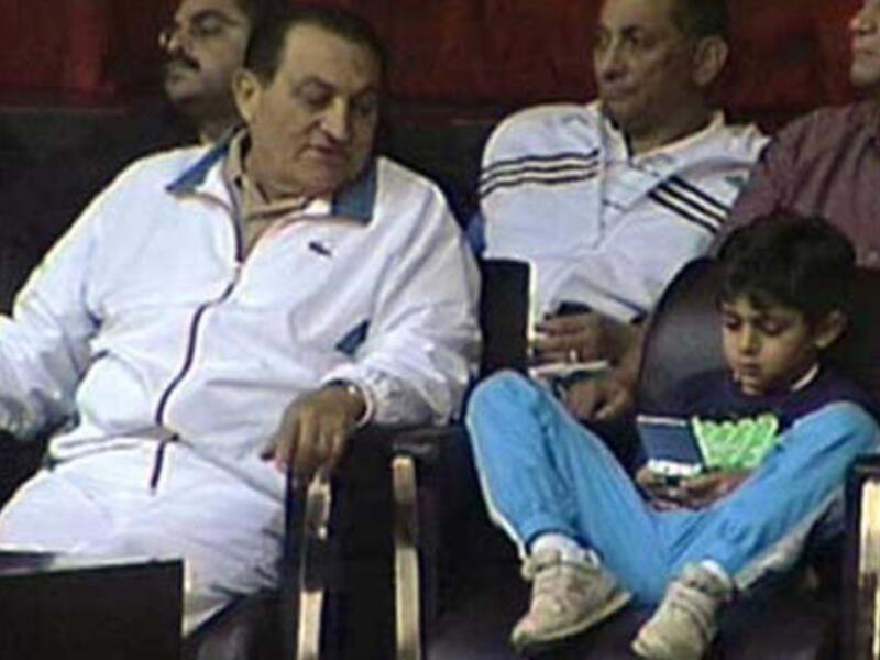 مبارك مع حفيده محمد ابن علاء الذي توفي عن عمر 12 عاما بسبب مشاكل صحية.
