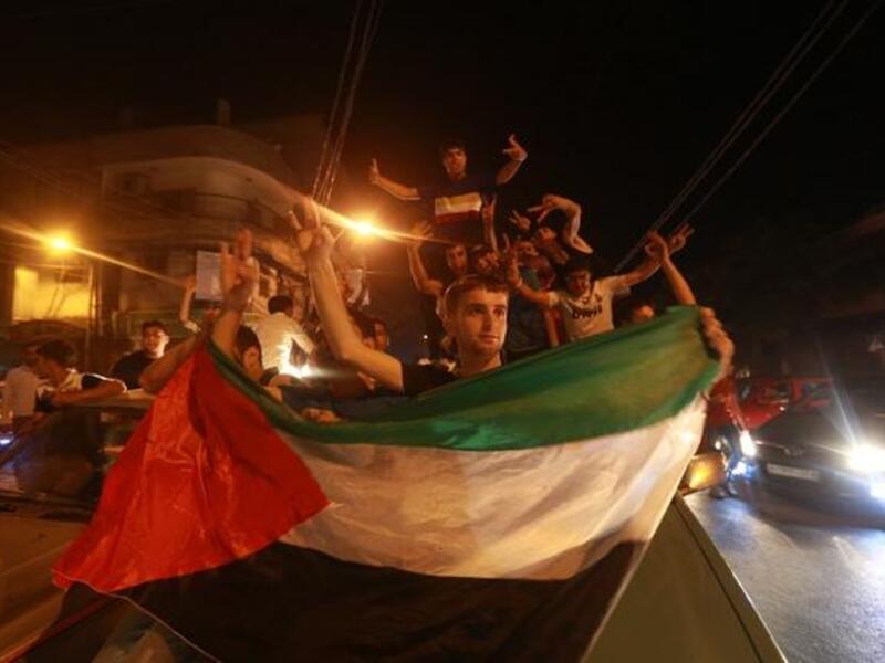 فلسطينيون يحتفلون بفوز عساف في عرب أيدول