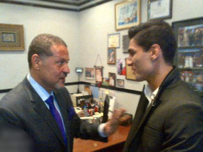 محمد عساف يتسلم جائزته.