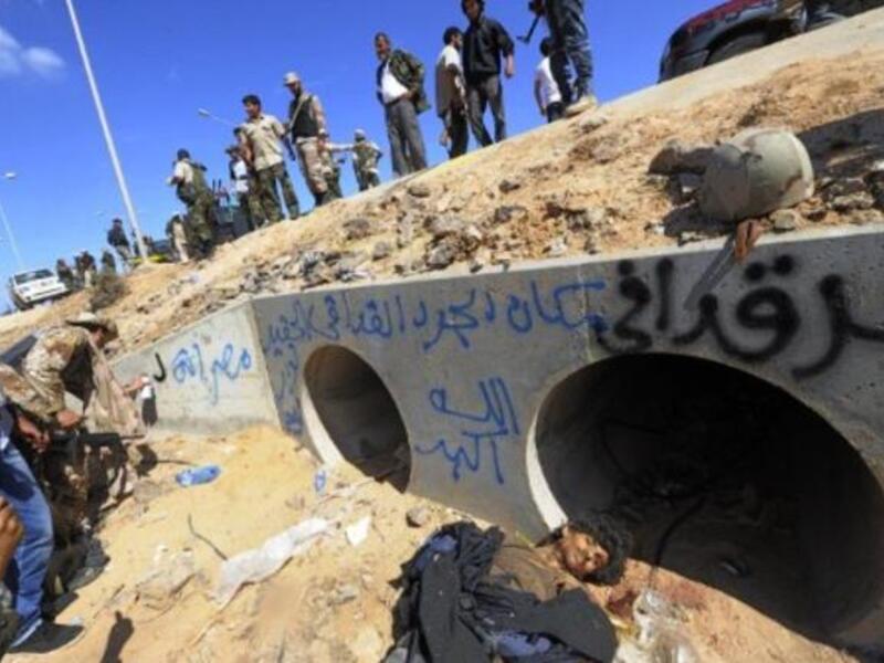 صورة للمكان الذي كان يختبئ فيه القذافي قبل العثور عليه وقتله على يد الثوار الليبيين. شبه البعض المكان بالجحر مستذكرا بذلك وصف القذافي للشعب الليبي "بالجرذان".