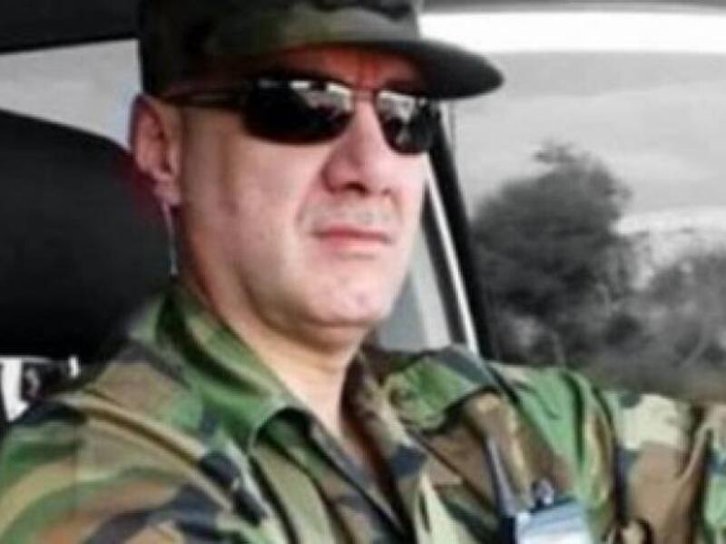 والده هو هلال الأسد، ابن عم الرئيس السوري وقائد "قوات الدفاع الوطني" التابع للنظام في ريف اللاذقية، والذي قضى قتيلاً  هو و4 آخرون من عائلتي الأسد ومخلوف "على خلاف بينهم أثناء اجتماع كان معقوداً .