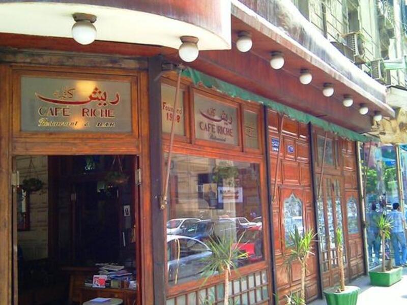 التغيير خلال باب مقهى: مقهى ريش هو جزء من المظهر الحضاري للمدينة منذ ١٩٠٨م، حيث اعتاد الثوار على اللقاء على فنجان قهوة للحديث عن السياسة!. على مرمى حجر من التحرير شهد هذ المكان انتفاضات ١٩١٩م و١٩٥٢م وثورة يناير.