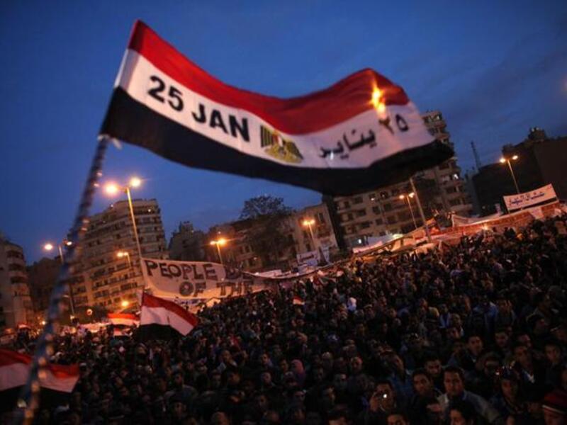 ٢٥ يناير: ذكرى ثورة مصر بينما مثل ٢٨ يناير "جمعة الغضب" يوما حاسما حيث بدأت بعده المطالبة بالإطاحة بمبارك. أدت احتجاجات ومظاهرات الشعب المصري التي اجتاحت البلاد إلى تنحي الرئيس المصري السابق حسني مبارك في النهاية يوم ١١ فبراير فيما عرف بجمعة الرحيل.