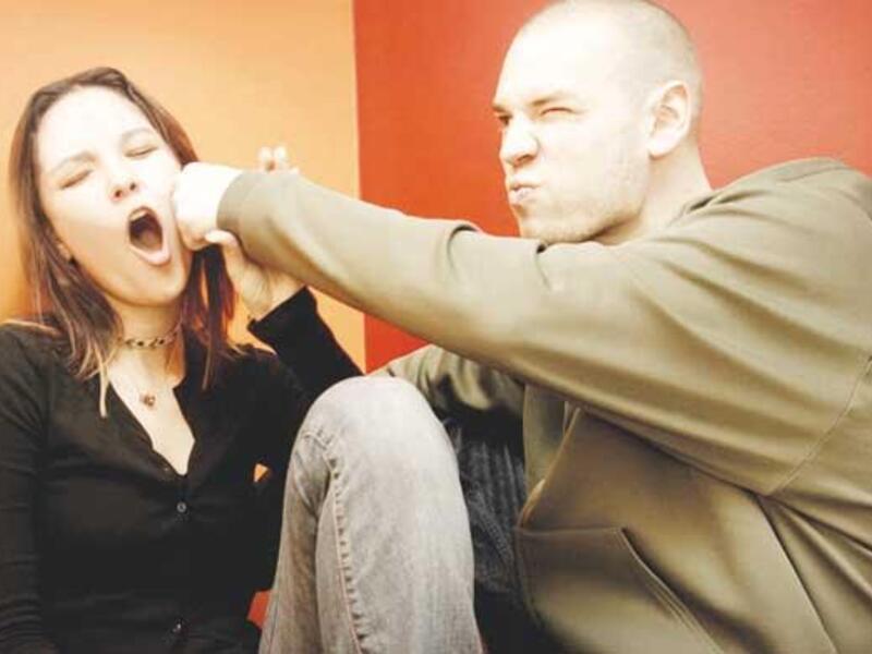 "ضرب الحبيب متل أكل الزبيب" وهو مثل منتشر في كافة الدول العربية، يقال للتخفيف من آثار العنف التي تحصل بين الزوجين!