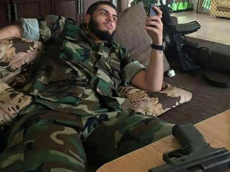 -2- وقد أثار طلب صاحب العمل غضب سليمان الذي رفع مسدسه فوراً طالباً منه لعق حذائه للاعتذار"، وهو ما حصل فعلاً. ولكن سليمان لم يكتفِ، فأصدر له أمراً وهو يكاد يغشى عليه من الضحك أن ينزع ثيابه ويلعق أرض المحل بأكمله".