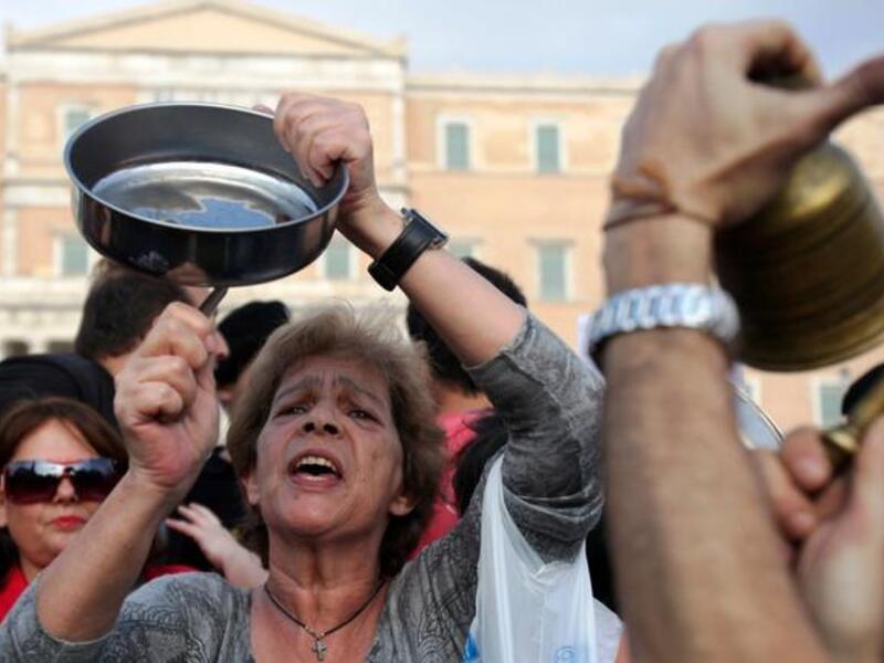 Mediterranean-blooded Spaniards enjoy a ruckus: In May, they clanked pots & pans to indicate
growing hunger. The May 15 (15-M) Movement highlighted - boisterously - serious problems caused by financial crisis.
By October, the capital's 'plaza' overflowed with people of the "indignado" ("indignant") Movement, mounted since May to
'Occupy' Madrid.