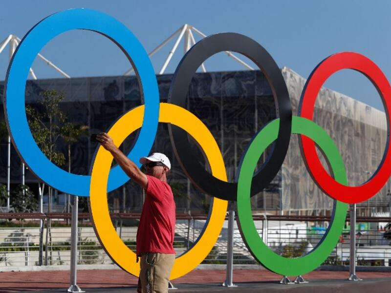 RIO DE JANEIRO, BRAZIL - JULY 31: A journalist poses for a selfie in front of the Olympic rings ahead of the 2016 Summer Olympic Games on July 31, 2016 in Rio de Janeiro, Brazil. Christian Petersen/Getty Images/AFP
Christian Petersen / GETTY IMAGES NORTH AMERICA / AFP