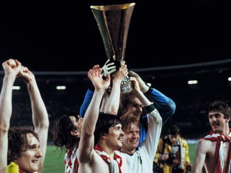 بوروسيا مونشنغلادباخ الألماني: فاز باللقب مرتين عامي 1975 و 1979، وحل ثانياً عامي 1973 و 1980.