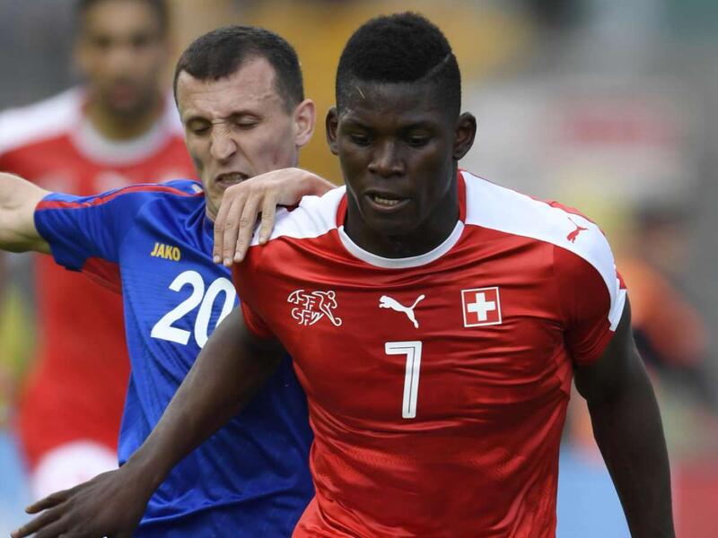 المهاجم السويسري بريل إيمبولو (19 عاماً): سجل 10 أهداف خلال 27 مباراة مع بازل، يعرف بسرعته الانفجارية وقدرته على حسم الفرص أمام المرمى، إضافة لرباطة جأشه. يسعى للفت أنظار أبرز أندية أوروبا هذا الصيف مثل زميله غرانيت تشاكا الذي انتقل لآرسنال مؤخراً.