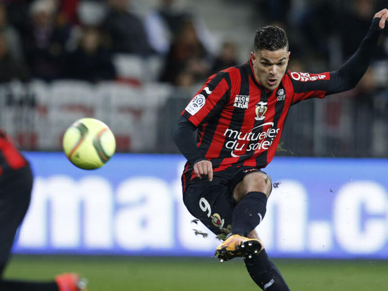 الجناح ولاعب الوسط الهجومي الفرنسي حاتم بن عرفة (نيس)