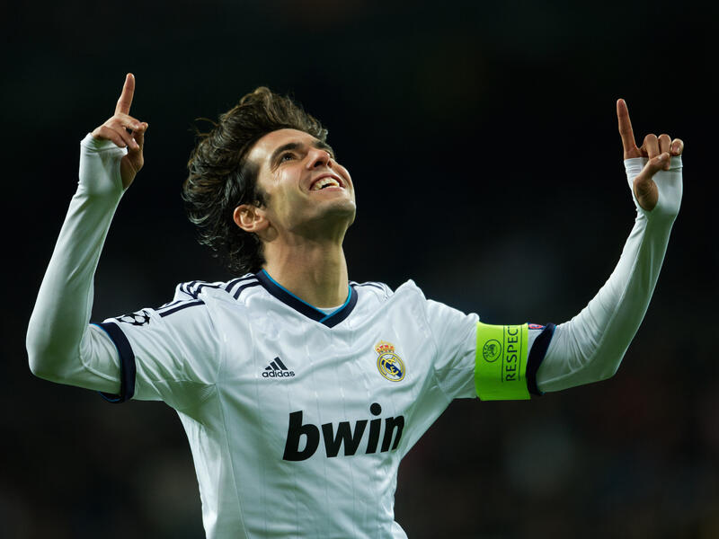 لاعب الوسط المهاجم البرازيلي كاكا: دفع ريال مدريد 68.5 مليون يورو لضمه من ميلان عام 2009، ليقدم موسماً أول مميز، لكن قدوم مورينيو عام 2010 كلف أفضل لاعب في العالم لعام 2007 مركزه الأساسي علماً بأن الإصابة ساهمت في ابتعاد نجم الروسونيري كذلك عن المشاركات.