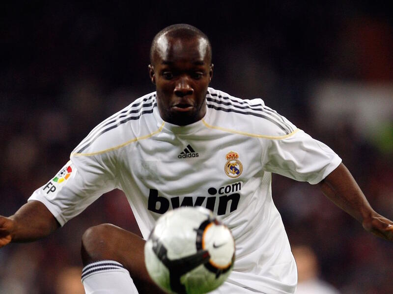 لاعب الارتكاز الفرنسي لاسانا ديارا: استقدمه ريال مدريد من بورتسموث عام 2009 مقابل 20 مليون يورو ليقدم مستويات أكسبته احترام مشجعي النادي، ولكن مورينيو الذي تولى تدريب الفريق عام 2010 فضل الاعتماد على سامي خضيرة ليتراجع اعتماده بالتالي على نجم الديوك.