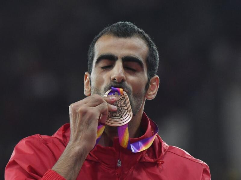 السوري مجد الدين غزال يحتفل بميداليته البرونزية التي فاز بها في منافسات الوثب العالي في بطولة العالم لألعاب القوى التي استضافتها لندن.