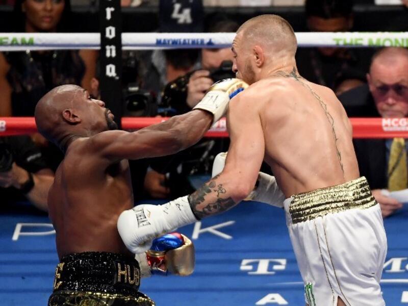 LAS VEGAS, NV - AUGUST 26: (L-R) Floyd Mayweather Jr. throws a punch at Conor McGregor during their super welterweight boxing match on August 26, 2017 at T-Mobile Arena in Las Vegas, Nevada. Ethan Miller/Getty Images/AFP
Ethan Miller / GETTY IMAGES NORTH AMERICA / AFP